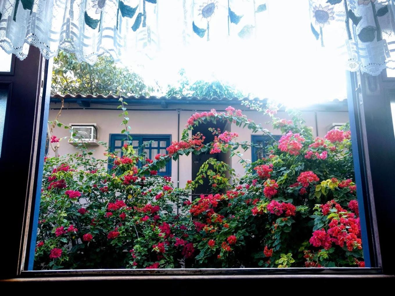 Cr Hotel Bueno - Antigo Hotel Serras De Goyaz Goiânia Exteriör bild Bougainvillea in the garden of the house